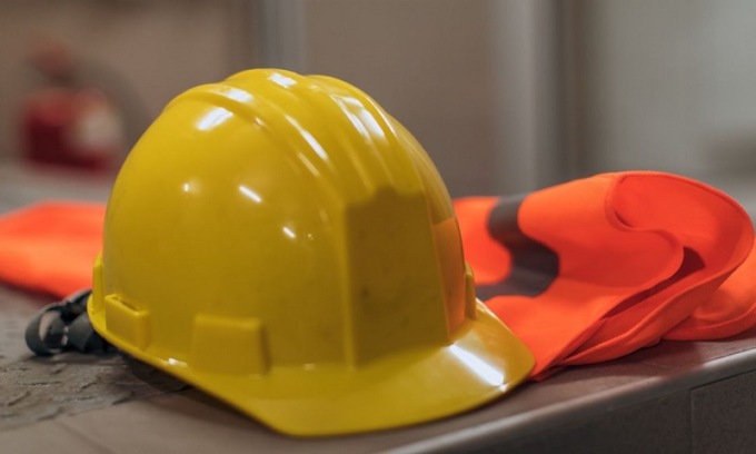 Era al suo primo giorno di lavoro l’operaio morto schiacciato dal macchinario a Trezzano