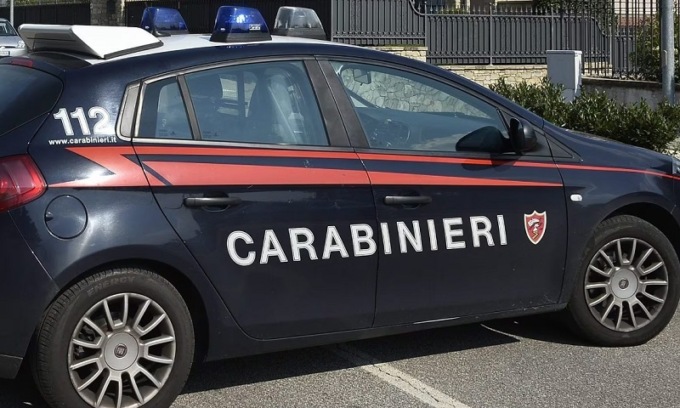 San Donato Milanese, tira fuori un taglierino e colpisce il compagno di scuola
