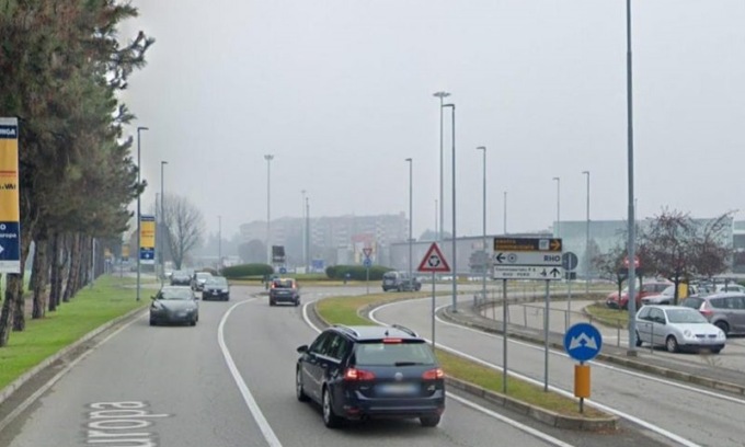 Aggredisce la moglie e cerca di strangolarla davanti ai figli: arrestato 28enne