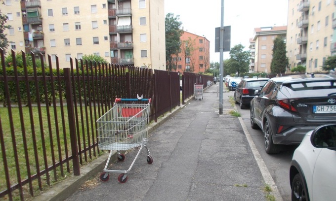 L’eterno problema dell’abbandono dei carrelli per strada al Quartiere Giardino di Cesano