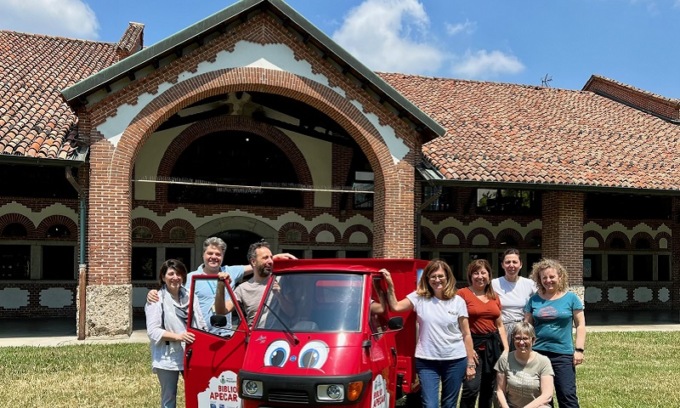 Ecco la “BiblioApecar”, una piccola biblioteca viaggiante a Rozzano