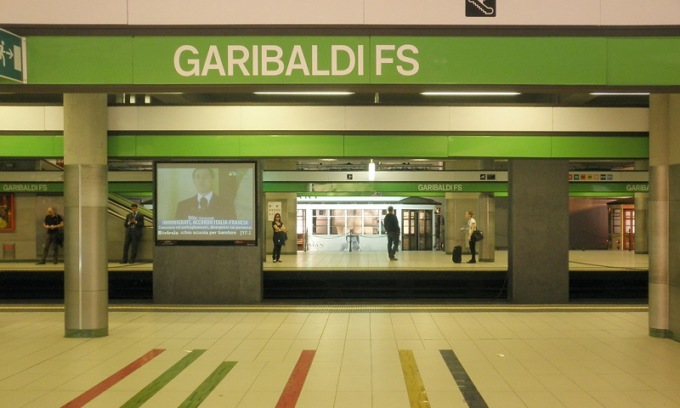 Scende sui binari della M2 e blocca la circolazione dei treni per Assago per 20 minuti