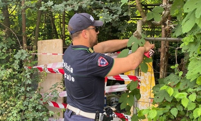Blitz della polizia locale, sequestrata area in via Pavese per discarica abusiva e denunciato titolare dell’impresa