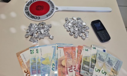 Oltre 70 dosi di cocaina nascoste tra i cespugli: denunciata una coppia a Rozzano