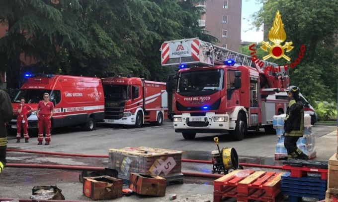 Incendio nel magazzino Lidl: sei mezzi dei vigili del fuoco sul posto