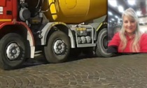 Chi era Alfina, la donna in bici travolta da un camion betoniera a Milano