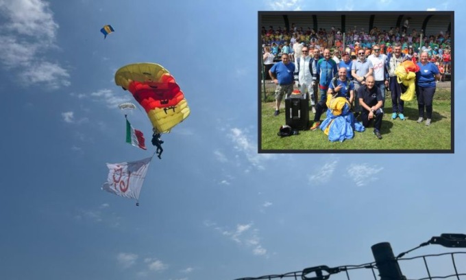 Ex parà della folgore atterrano a Buccinasco per festeggiare i 60 anni della materna Stefano Bianchi