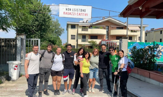 Volontari e lavoratori di Leroy Merlin rimettono a nuovo un alloggio per ragazzi in difficoltà
