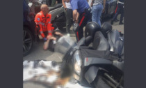 Apre lo sportello dell'auto e colpisce un motociclista: 41enne portato in ospedale
