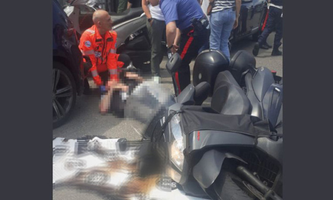 Apre lo sportello dell’auto e colpisce un motociclista: 41enne portato in ospedale
