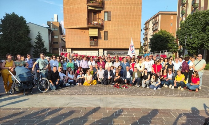 Duecento persone al flash mob di Corsico contro la violenza sulle donne
