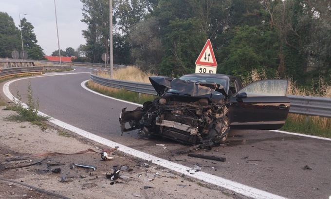 Ubriaca alla guida sbatte contro il guard rail e ne esce illesa