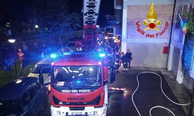 Fiamme devastano appartamento, salva la proprietaria, morto il suo cagnolino