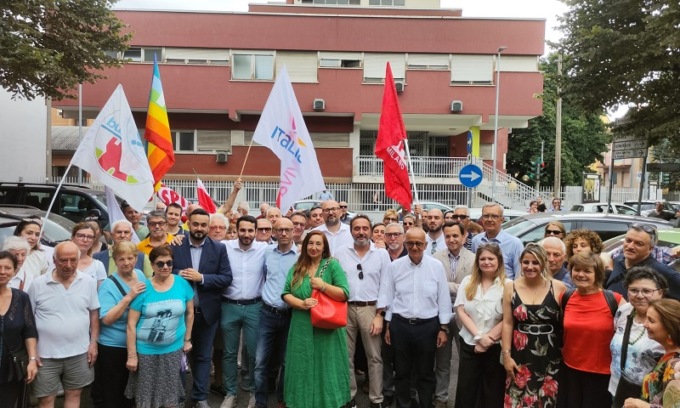 No allo spostamento del dentista sociale: il presidio davanti alla Casa di Comunità