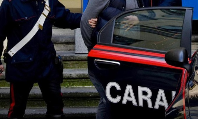 Accoltellano un 18enne per “uno sguardo di troppo”: arrestati dai carabinieri