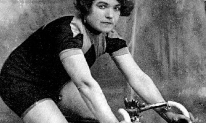 Le donne lombarde gareggiano al Giro d’Italia, sulla scia di Alfonsina Strada
