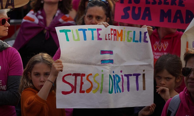 Annullato dal Tribunale di Milano l’atto di nascita di un bimbo con due padri