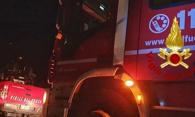 Anziani dimenticano un panno sulla lampada e l’appartamento va a fuoco