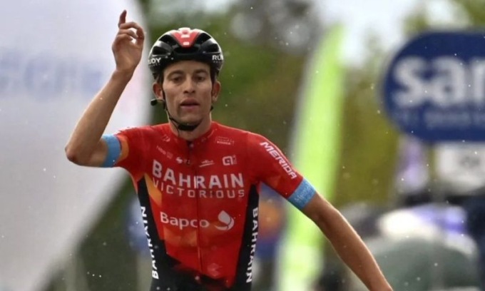 Morto dopo una caduta il corridore Gino Mäder. La squadra: “grazie per la tua luce e le risate”