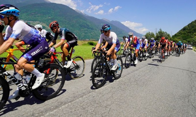 24 corridori squalificati per traino al Giro d’Italia under 23