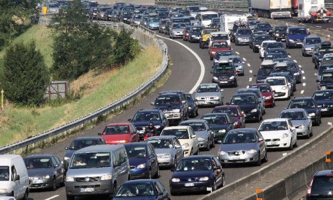 Incidente sulla tangenziale ovest: due feriti e traffico in tilt