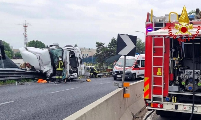 Sull’autostrada Milano-Laghi si ribalta tir carico di sostanze chimiche