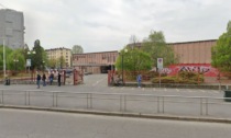 Milano, ultimo giorno di scuola: liceo Cardano intossicato dai fumogeni
