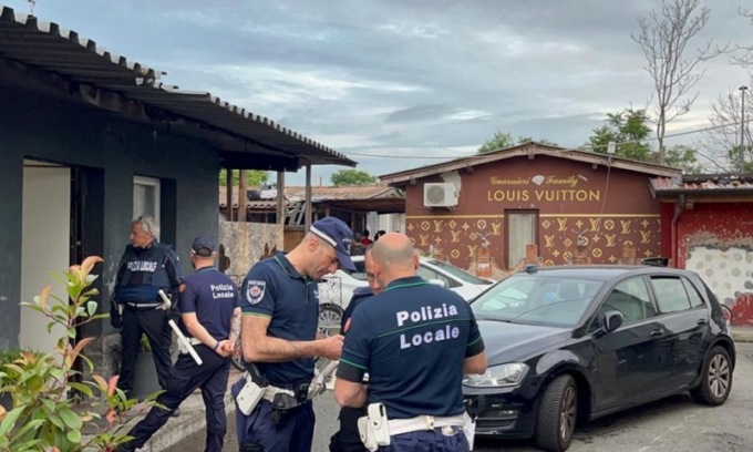 Blitz della Polizia Locale nel campo nomadi: smontavano auto rubate e vendevano i pezzi sul mercato nero