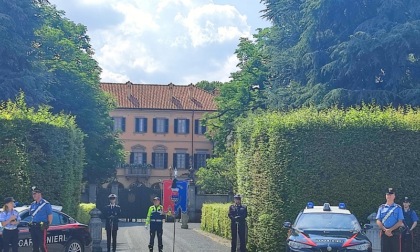 Il feretro di Berlusconi arrivato ad Arcore, mercoledì i funerali in Duomo presieduti dall’Arcivescovo Delpini