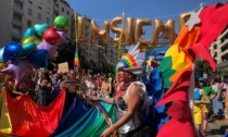 Colori e slogan per uguali diritti: è grande festa per 300mila al Pride di Milano