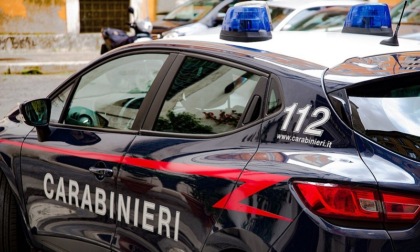 Spacca la vetrina di un ristorante e cerca i soldi in cassa: arrestato dai carabinieri