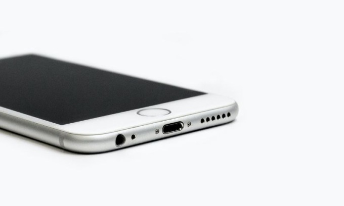 Chiedono una sigaretta, ma è una scusa per rubare un cellulare: arrestati 5 giovani