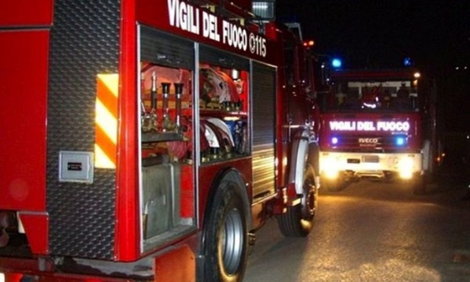 Incendio in casa a Milano, muore un uomo. In casa aveva una montagna di spazzatura