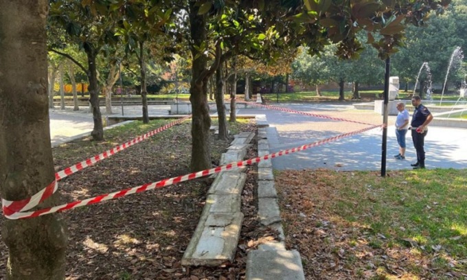 Vandalismo nella notte al parco Pertini: una decina di sedute in pietra staccate dal muro