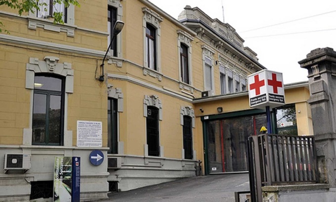 54enne agli arresti domiciliari sparisce e ricompare su una gru del Policlinico: “voglio vedere la mia fidanzata”