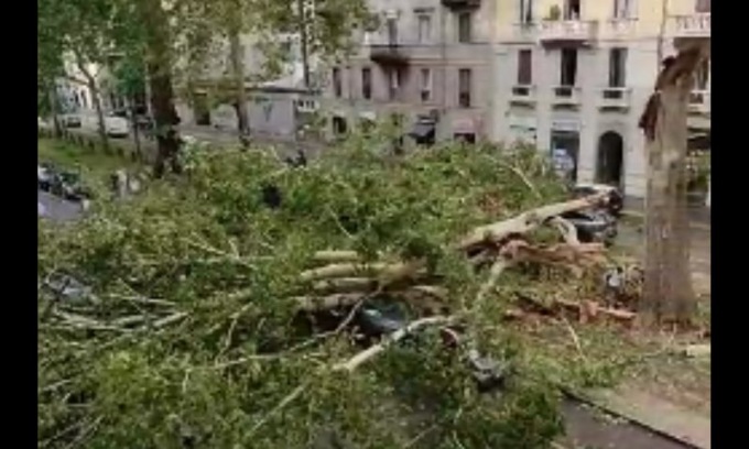 280 interventi in 24 ore dei vigili del fuoco per la tempesta che si è abbattuta su Milano e sull’hinterland