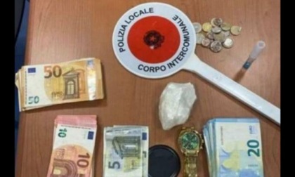 La polizia locale di Pieve Emanuele arresta uno spacciatore e sequestra oltre 4.500 euro in contanti
