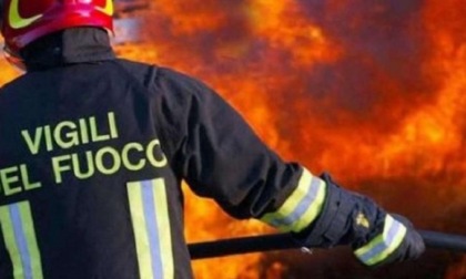 Appartamento distrutto dalle fiamme a Baggio: evacuate nella notte 70 persone