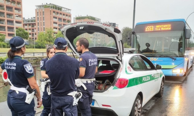 Continuano le ricerche dell’accoltellatore di Corsico, in fuga dopo l’aggressione