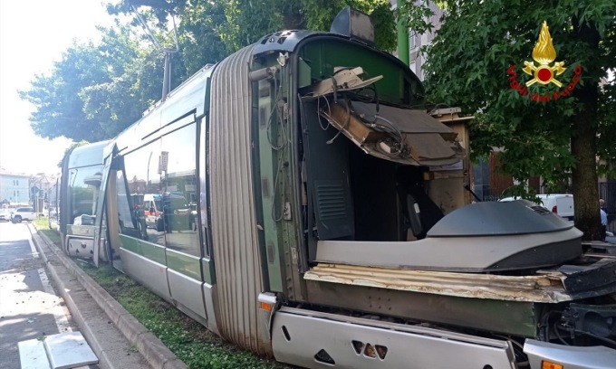 Tram 15 deragliato: esce dai binari e sbatte contro un albero. Sei persone ferite