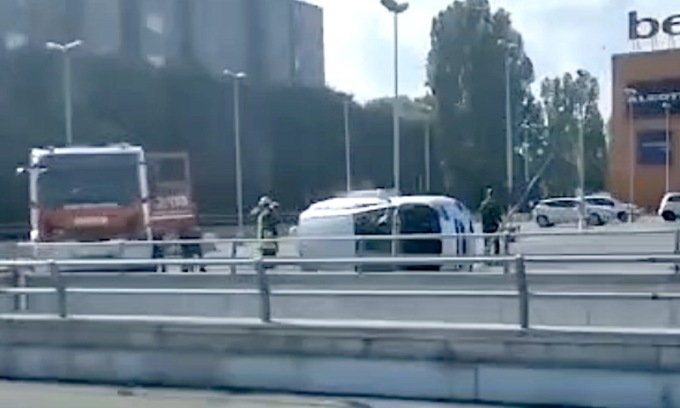 Auto si ribalta nel parcheggio del centro commerciale: intervengono i vigili del fuoco