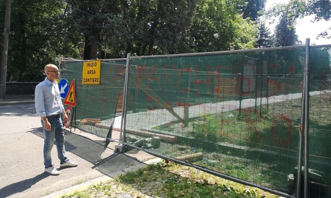 Appare una scritta di fianco al cimitero: “Parcheggio Bottero”. Il sindaco: “Attacco personale, denuncio”