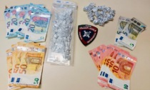 La polizia locale sequestra 98 dosi di droga nascoste