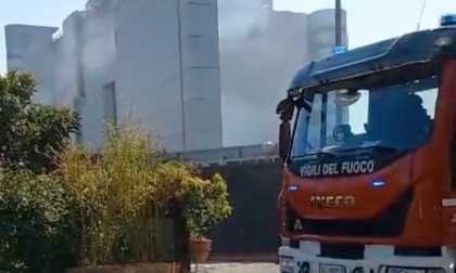 Incendio a Trezzano: pompieri in azione per domare l'incendio in una villetta e un capannone