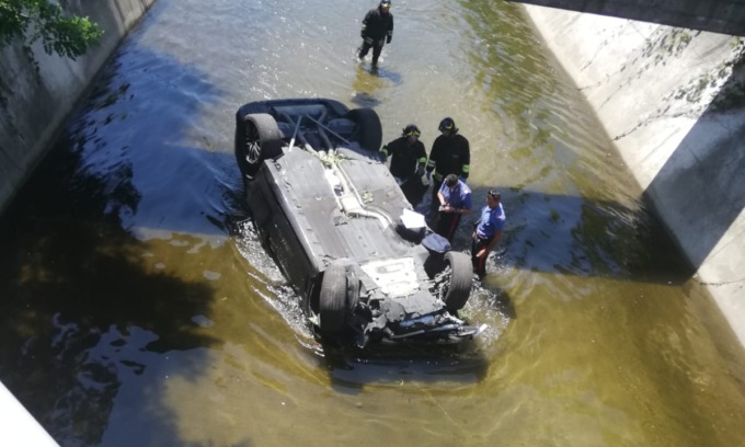 Finisce con l’auto ribaltata nel canale scolmatore: morto un uomo di 35 anni