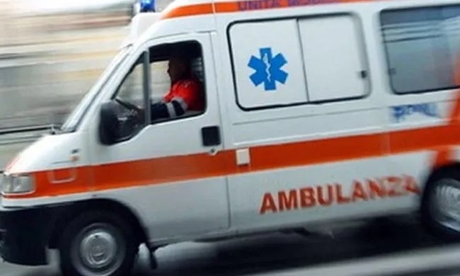 Infortunio sul lavoro: 52enne scivola da una scala e viene travolto da uno scaffale
