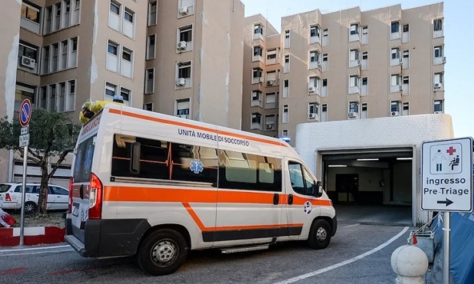 Moto inchioda per evitare pedone e cade: 23enne in condizioni serie