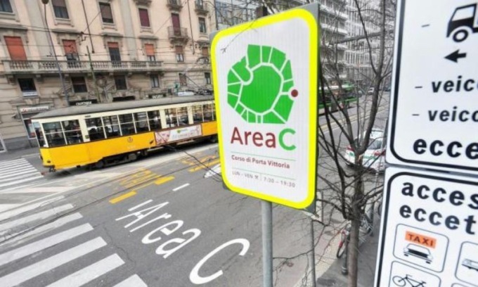 Milano, il ticket dell’Area C salirà a 7,50 euro e verrà esteso anche al fine settimana