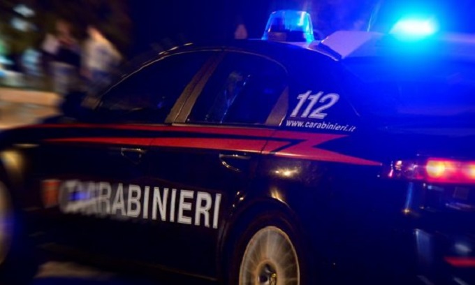 Due giovani accoltellati in strada: 21enne in condizioni serie