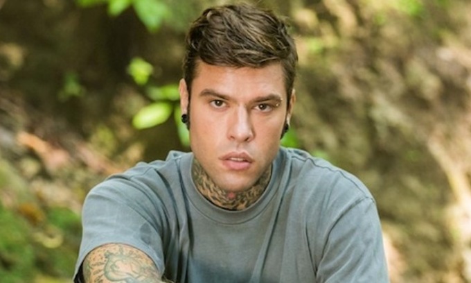 Parcheggiatore abusivo multato e denunciato grazie alla segnalazione di Fedez